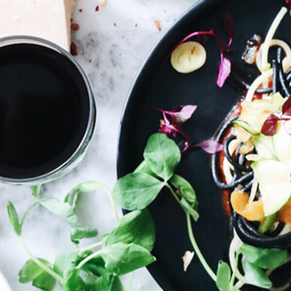 Wat doen alcohol en drugs met je spijsvertering? Over dik worden, ondervoeding, vreetbuien en je eigen lichaam opeten